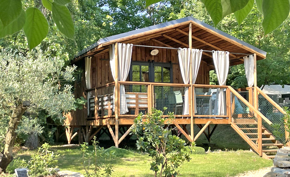 Tente cabane sur pilotis