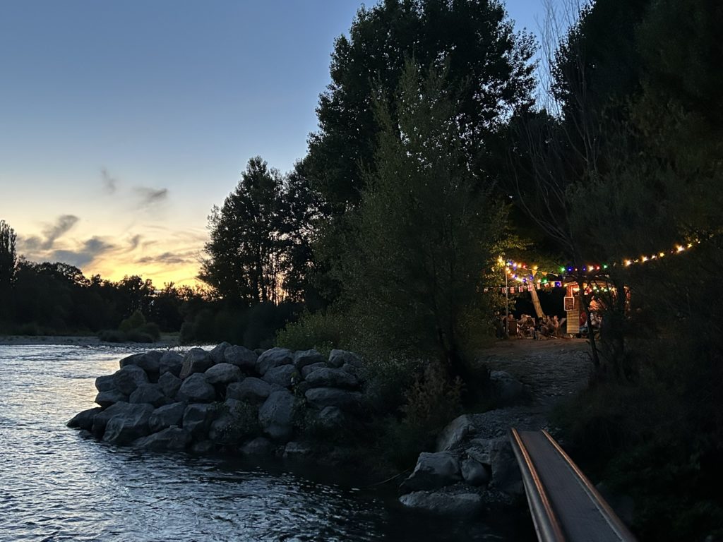La paillote, entourée par la rivière, éclairée par un éclairage de couleur
