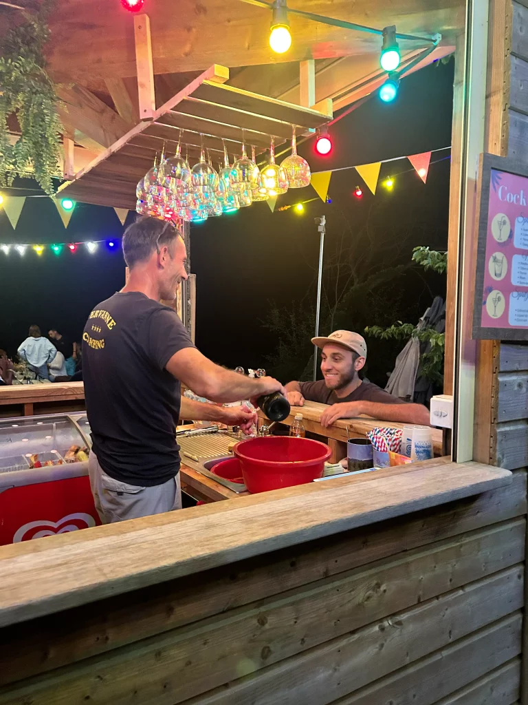 La Paillotte, de nuit, un homme attendant sa boisson commandée au comptoir