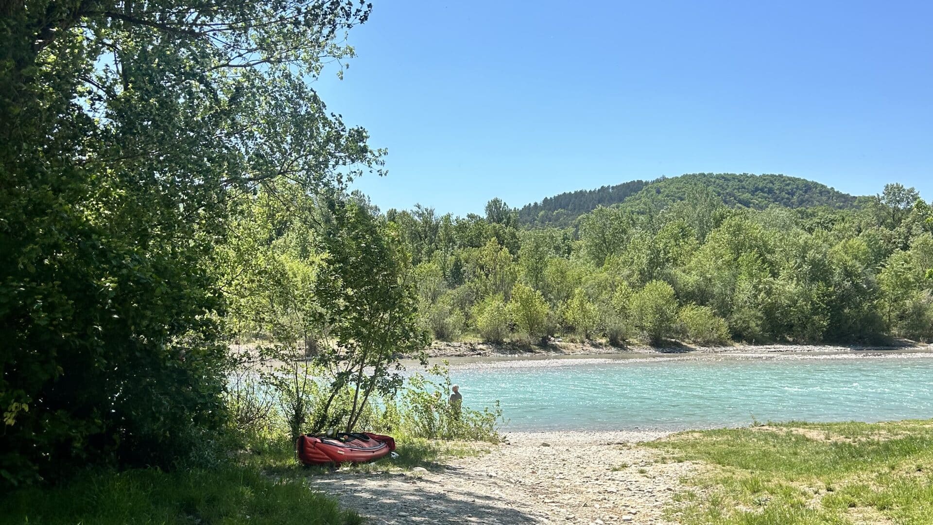 Camping au printemps dans la Drôme au bord de la rivière