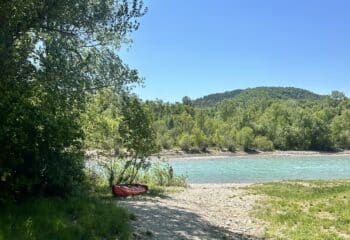 Camping au printemps dans la Drôme au bord de la rivière