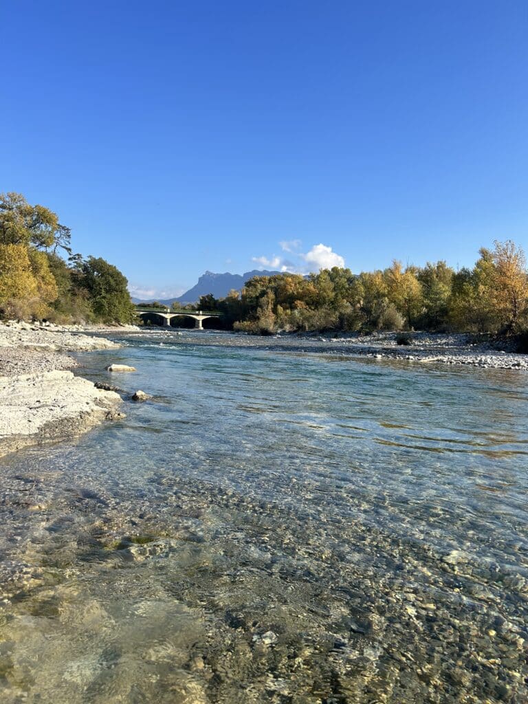 Rivière Drôme en automne dans la Vallée de la Drôme