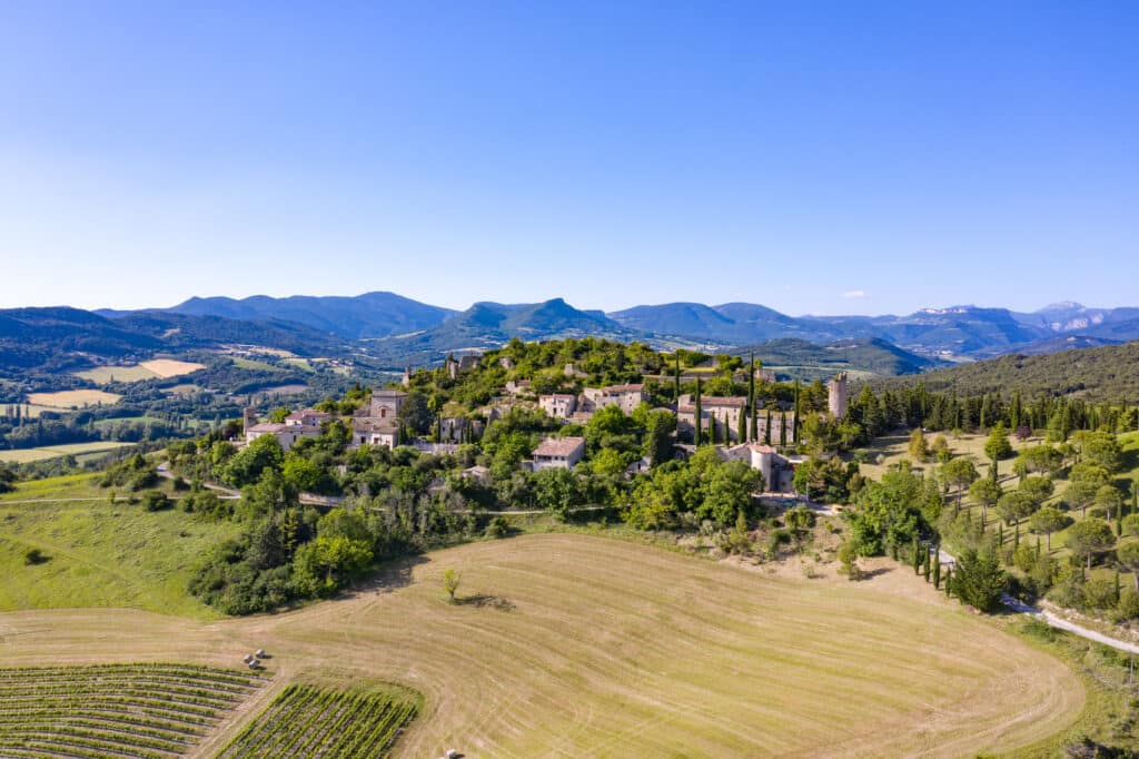 Vieux village de Mirabel dominant la Vallée de la Drôme